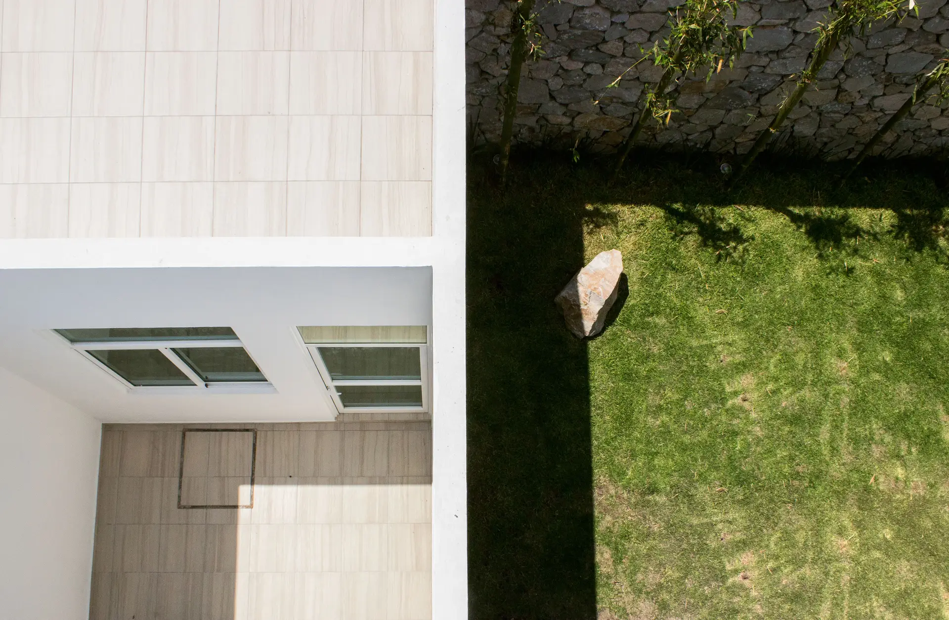 Weitläufige zeitgenössische Gartenarchitektur mit Steinwegen, Terrassierung und Gräsern