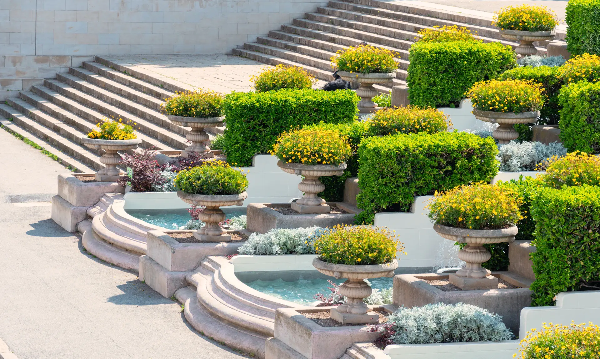 Terrassierte Gartenlandschaft mit Naturstein und strukturierter Treppenführung